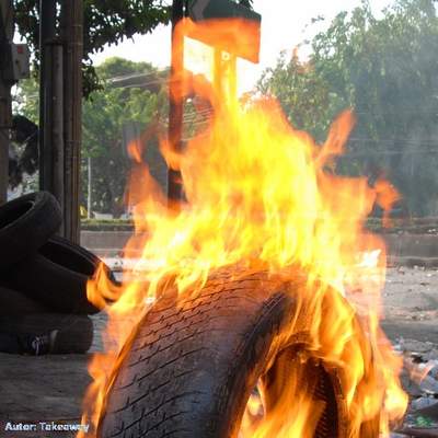 Neumático en llamas