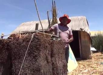 Construcción de la isla flotante Uros (Grupo étnico Aymara) Lago Titicaca