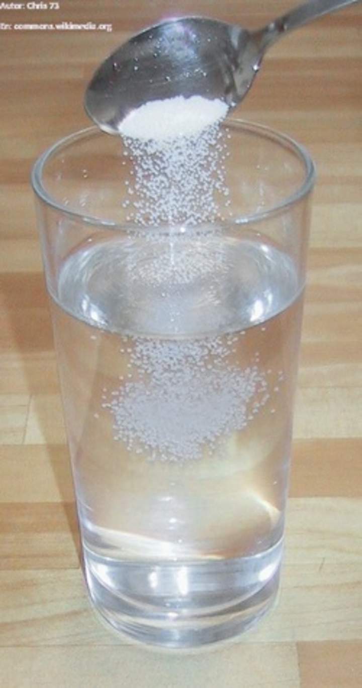 Sólido disolviéndose en agua