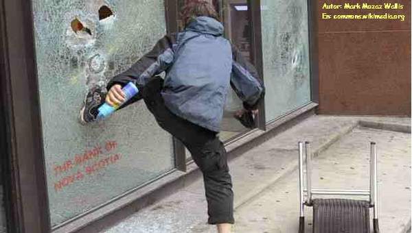 Foto de joven realizando vandalismo por alcohol