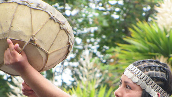 Mujer mapuche tocando el kultrún