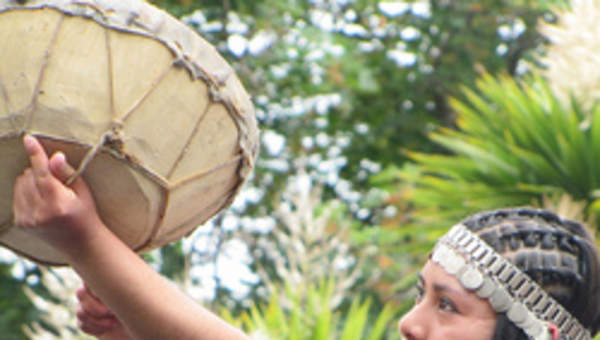 Mujer mapuche tocando el kultrún
