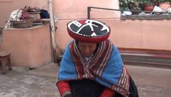 Video de Actividad sugerida: LC03 - Quechua: Recrean la técnica ancestral quechua de teñido de lanas con elementos naturales
