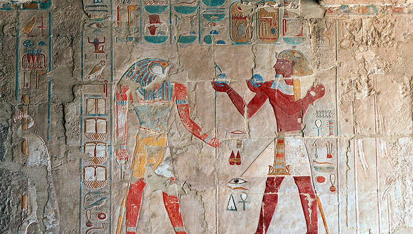 Thumtosis II presentando una ofrenda a Horus en el templo de Hathsepsut