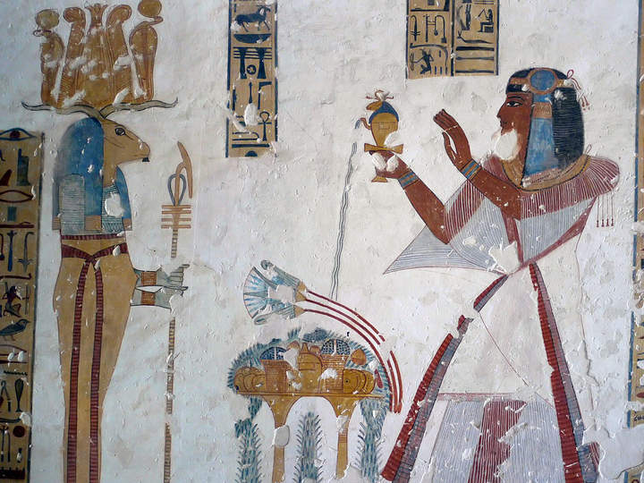 Pintura del dios Banebdyedet junto al príncipe