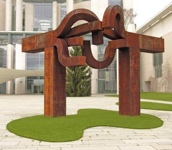 Escultura en Cancillería de Berlín de Eduardo Chillida