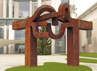 Escultura en Cancillería de Berlín de Eduardo Chillida