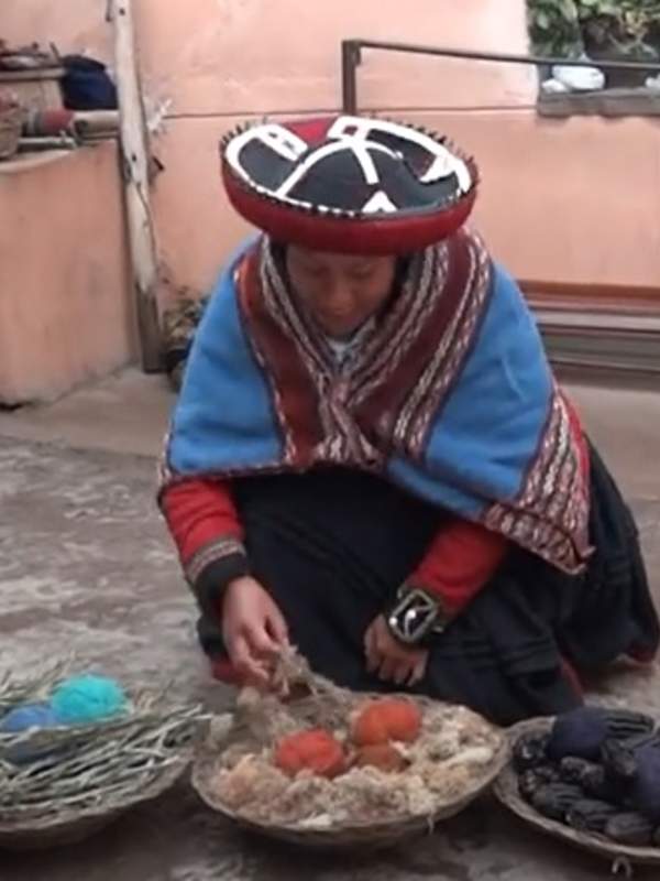 Video de Actividad sugerida: LC03 - Quechua: Recrean la técnica ancestral quechua de teñido de lanas con elementos naturales