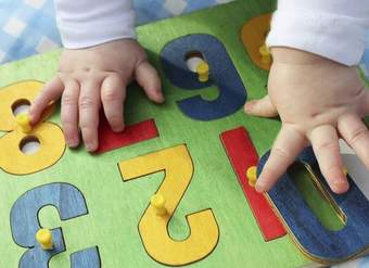 ¿De qué manera los niños pequeños aprenden matemáticas?