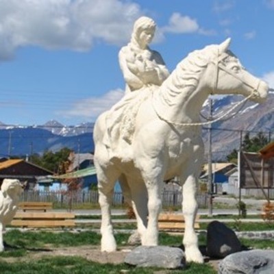 Monumento La Pionera, en Plaza de Villa O'Higgins.