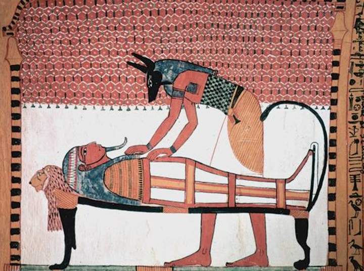 Anubis junto a la momia de Sennedjem