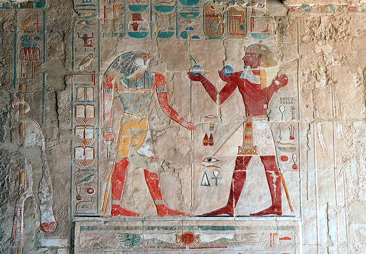 Thumtosis II presentando una ofrenda a Horus en el templo de Hathsepsut