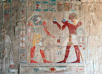 Thumtosis II presentando una ofrenda a Horus en el templo de Hathsepsut