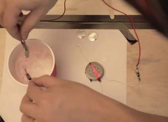 Electrodo (prueba de área de superficie) | Física | Khan Academy en Español