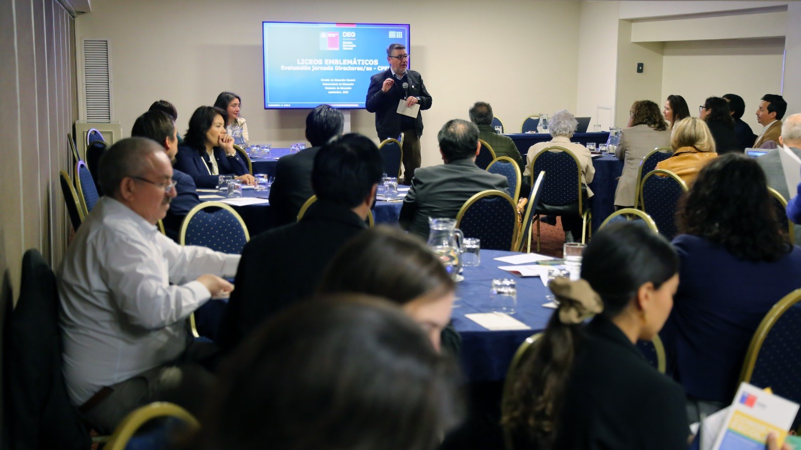 Directores de liceos emblemáticos inician trabajo conjunto para fortalecer la red.