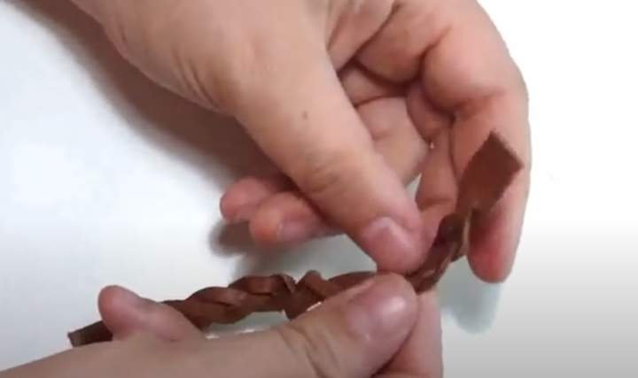 Como Hacer Una Pulsera Con Trenza Misteriosa De Cuero Para Hombre Imagen portada