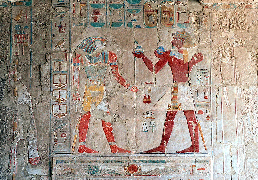 Thumtosis II presentando una ofrenda a Horus en el templo de Hathsepsut Imagen portada