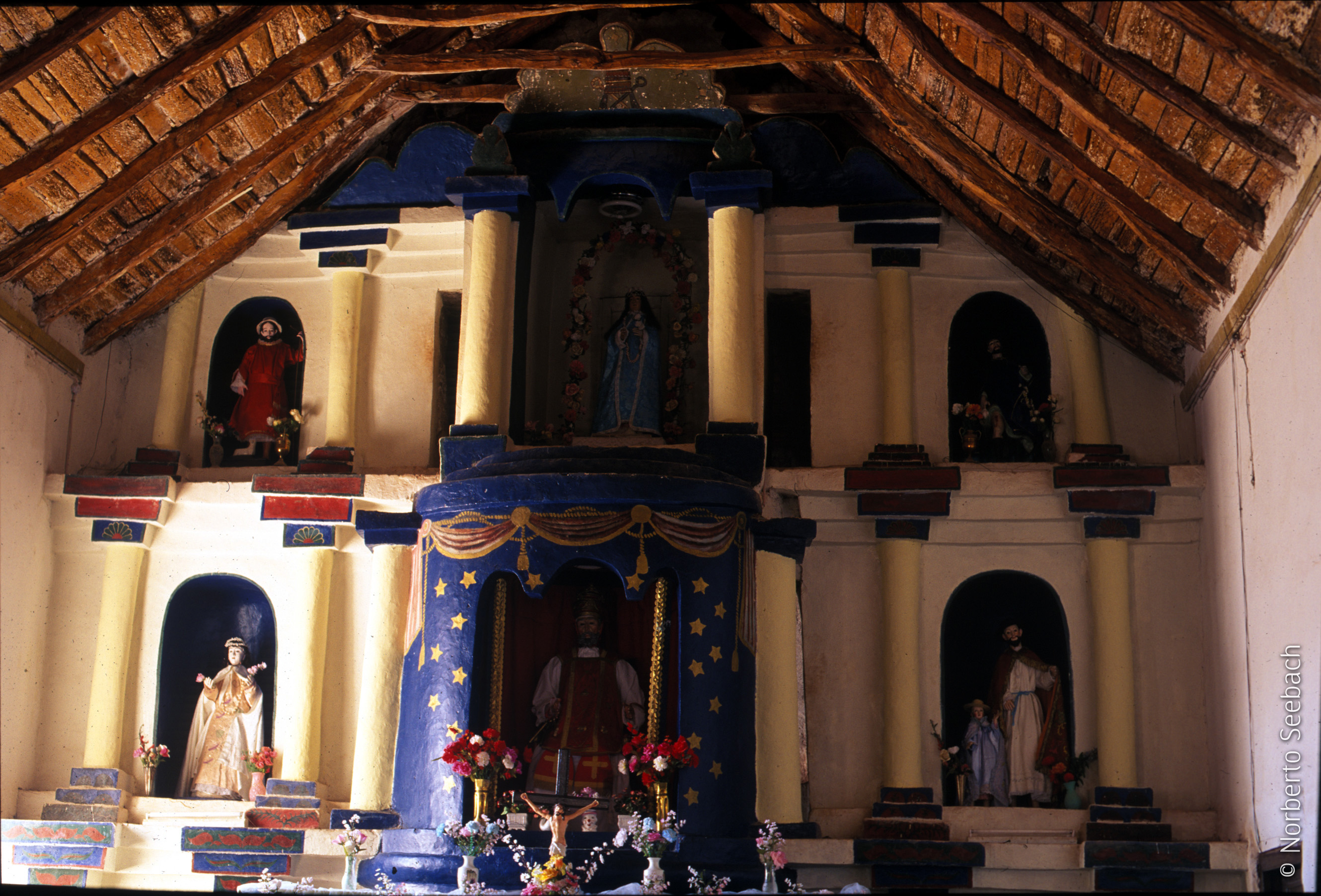 Interior de Iglesia del norte de Chile Imagen portada