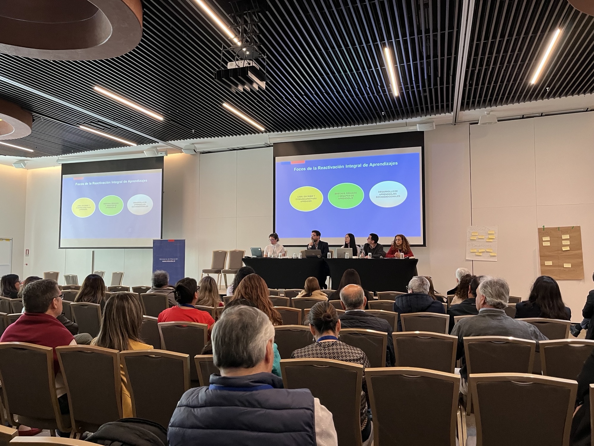 Coordinadora nacional representa al Mineduc en la Feria Internacional del Libro de Santiago 2023