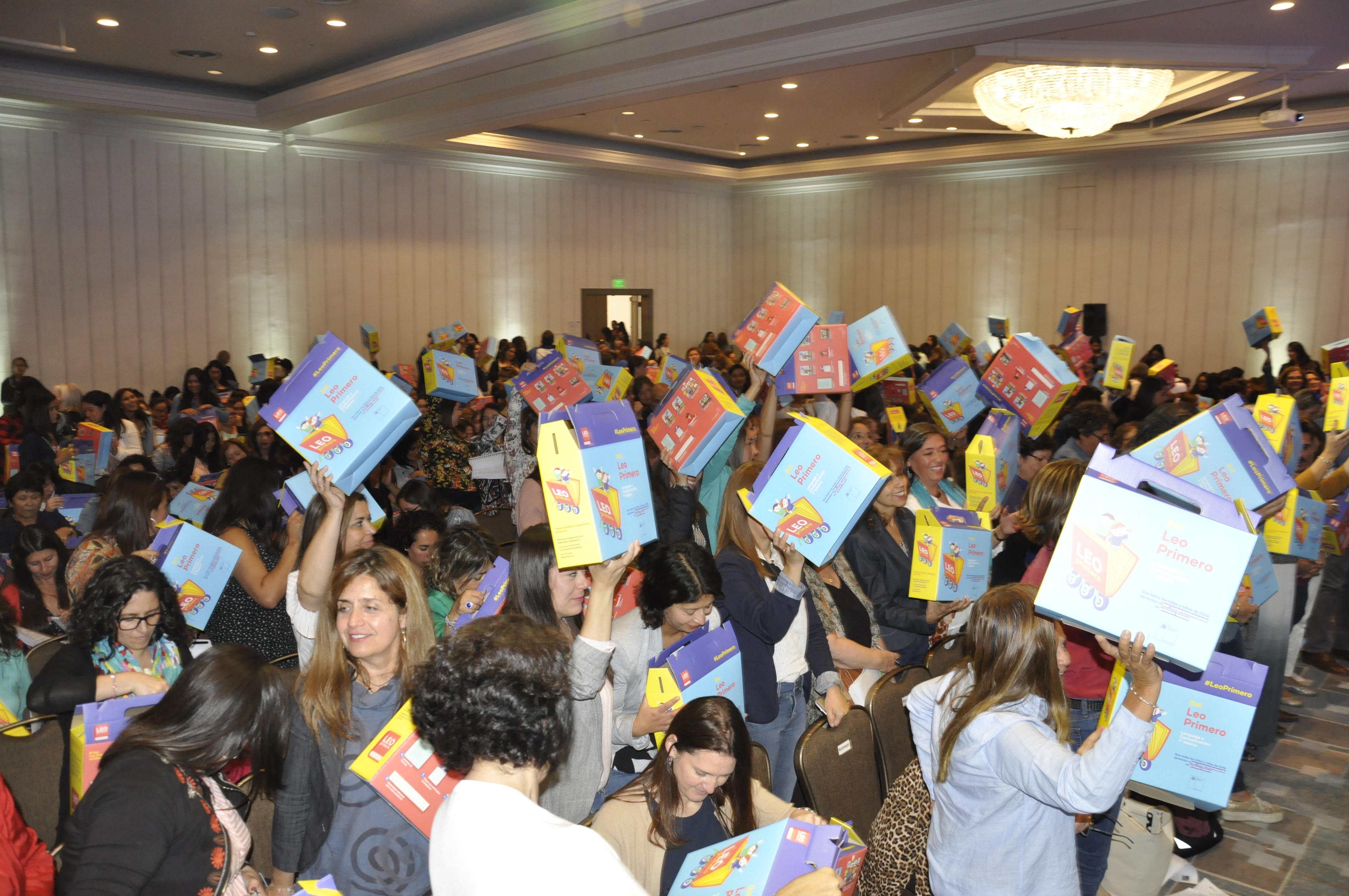 Profesores reciben cajas Leo Primero