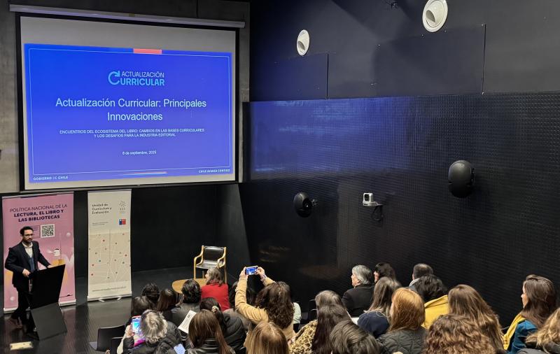 Editoriales dialogaron sobre proceso de Actualización Curricular