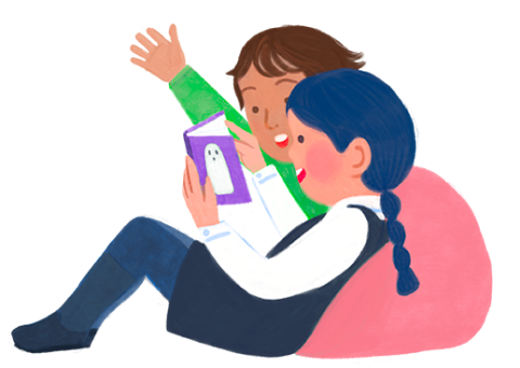 Niña y niño sentados en un puff leyendo un libro